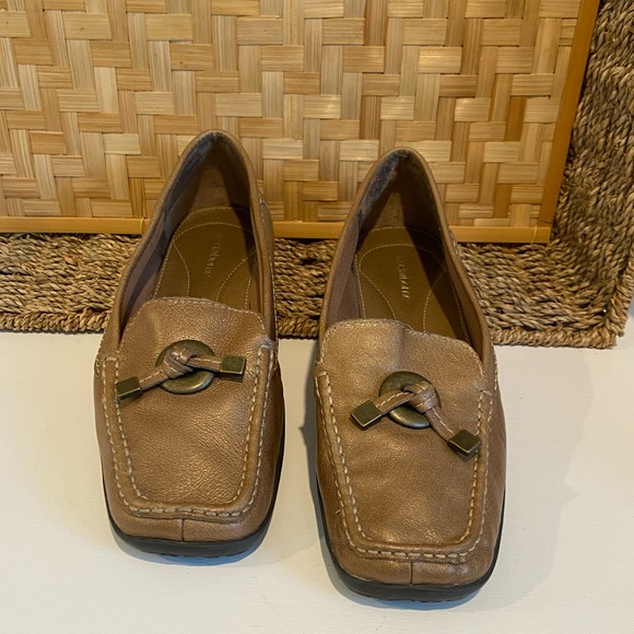 LIZ CLAIBORNE AFRICA SLIP ON LEATHER LOAFERS - Picture 2 of 6
